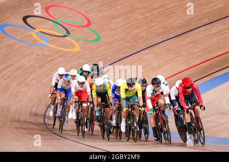 Shizuoka, Japan. August 2021. Sam Welsford (AUS), Benjamin Thomas (FRA), Thery Schir (SUI), Niklas Larsen (DEN), Matthew Walls (GBR), Artyom Zakharov (KAZ), Szymon Sajnok (POL), Gavin Hoover (USA) Radsport: Men's Omnium Elimination Race 3/4 während der Olympischen Spiele 2020 in Tokio auf dem Izu Velodrome in Shizuoka, Japan . Quelle: Shutaro Mochizuki/AFLO/Alamy Live News Stockfoto