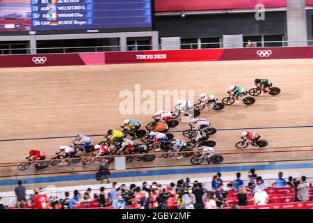 Sam Welsford (AUS), Kenny de Ketele (Bel), Albert Torres (ESP), Benjamin Thomas (FRA), Roger Kluge (GER), Chiristos Voilikakis (GRE), Elia Viviani (ITA), Jan Willem van Schip (NED), Thery Schir (SUI), David Maree (RSA), Andreas Mueller (AUT), Yauheni Karaliok (BLR), Niklas Larsen (DEN), Matthew Walls (GBR), Mark Doweny (IRL), Eiya Hashimoto (JPN), Artyom Zakharov (KAZ), Campbell Stewart (NZL), Szymon Sajnok (POL), Gavin Hoover (USA), 5. AUGUST 2021 - Radsport: Men's Omnium Elimination Race 3/4 während der Olympischen Spiele in Tokio 2020 auf dem Izu Velodrome in Shizuoka, Japan. (Foto von Shutaro Mo Stockfoto