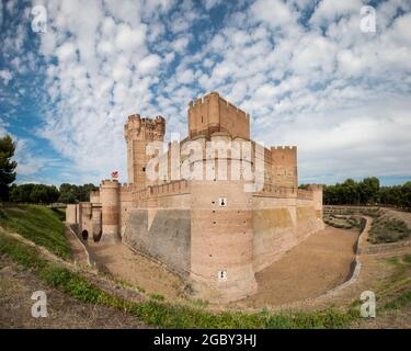 Panoramablick auf die Burg von La Mota, die sich in der spanischen Stadt Medina del Campo befindet. Stockfoto