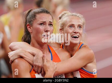 Tokio, Japan. 5. August 2021: Bronze- und Silbermedaillengewinnerin Emma Oosterwegel (NED) (links) und Anouk Vetter (NED) beim Frauen-Heptathlon während der Olympischen Spiele 2020 in Tokio am 5. August 2021 im Nationalstadion in Tokio, Japan. Quelle: SCS/Soenar Chamid/AFLO/Alamy Live News Stockfoto