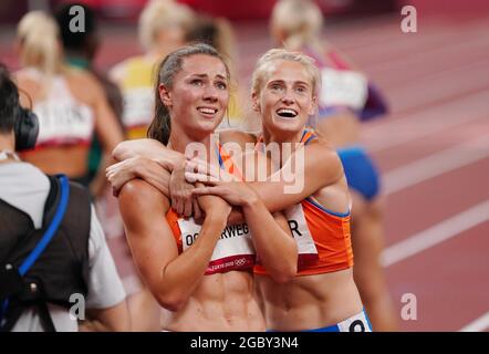 Tokio, Japan. 5. August 2021: Die Silber- und Bronzemedaillengewinnerin Emma Oosterwegel (NED) (L) und Anouk Vetter beim Frauen-Heptathlon während der Olympischen Spiele 2020 in Tokio am 5. August 2021 im Nationalstadion in Tokio, Japan. Quelle: SCS/Soenar Chamid/AFLO/Alamy Live News Stockfoto