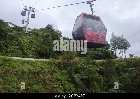 GENTING HIGHLAND, MALAYSIA - 22. November 2019: Die Seilbahn Awana Skyway, eine der beliebtesten Attraktionen von Genting Highland, bietet eine Methode der Stockfoto