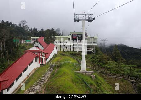 GENTING HIGHLAND, MALAYSIA - 22. November 2019: Die Seilbahn Awana Skyway, eine der beliebtesten Attraktionen von Genting Highland, bietet eine Methode der Stockfoto