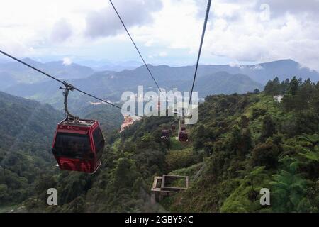 GENTING HIGHLAND, MALAYSIA - 22. November 2019: Die Seilbahn Awana Skyway, eine der beliebtesten Attraktionen von Genting Highland, bietet eine Methode der Stockfoto