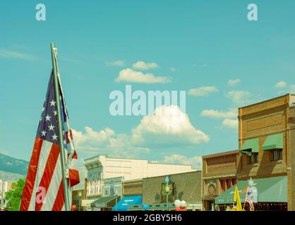 Flagge schwenkt am Paradetag im Juli zur Feier des 4. Juli in einer kleinen westlichen Stadt in Cody, Wyoming. Es ist Platz für eine Textnachricht. Stockfoto