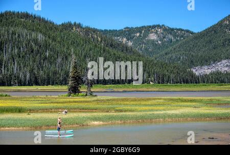 Paddleboarding auf dem Sparks Lake bei Bend, Oregon, USA Stockfoto