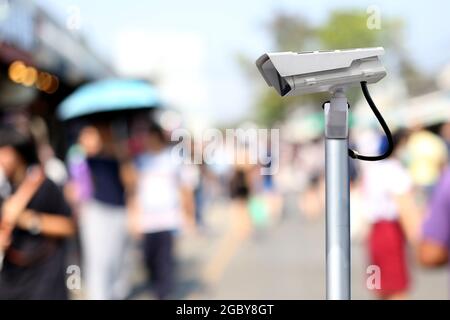 Das CCTV-System verwischt tagsüber den Markthintergrund und bietet Platz für die Gestaltung Ihrer Arbeit. Stockfoto