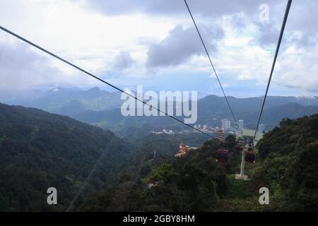 GENTING HIGHLAND, MALAYSIA - 22. NOVEMBER 2019. Die Seilbahn Awana Skyway, eine der beliebtesten Attraktionen von Genting Highland, bietet eine Art der Reise Stockfoto