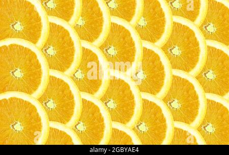 In Scheiben geschnittenes Orange im gleichen Muster für Design in Ihrem Sommer Hintergrund Konzept gestapelt. Stockfoto
