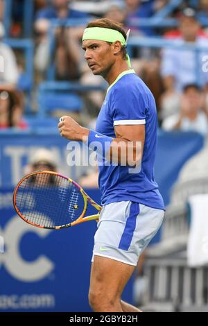 WASHINGTON, D.C., USA. August 2021. RAFAEL NADAL pumpt seine Faust während seines Spiels gegen Lloyd Harris im Rock Creek Tennis Center. (Bild: © Kyle Gustafson/ZUMA Press Wire) Stockfoto