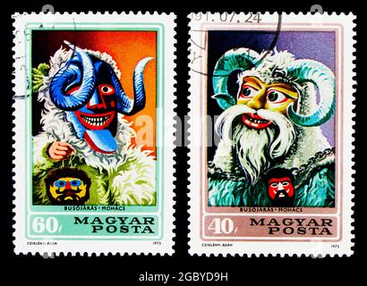 MOSKAU, RUSSLAND - 25. NOVEMBER 2017: Zwei in Ungarn gedruckte Briefmarken zeigen Buso-Maske, Serie, um 1973 Stockfoto