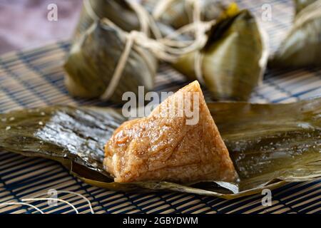 Chinesische Reisknödel zong zi für Drachenboote Festival Stockfoto