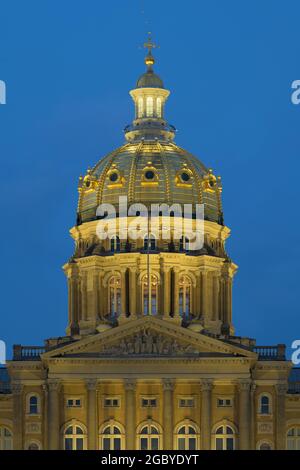 Außenansicht der Kuppel des historischen Iowa State Capitol-Gebäudes in der Dämmerung in des Moines, Iowa Stockfoto