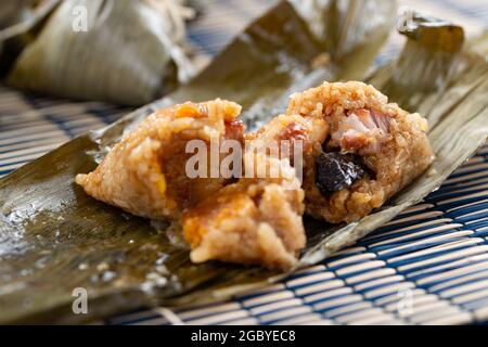 Chinesische Reisknödel zong zi für Drachenboote Festival Stockfoto