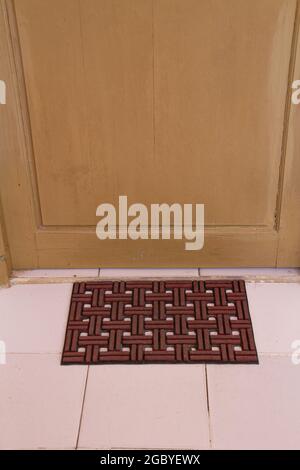 Gummi-Türmatte Eingangsmatte an der Vordertür. Stockfoto