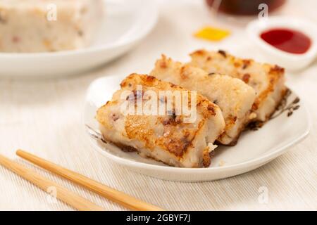 Gebratener chinesischer Rettichkuchen in der Pfanne Stockfoto