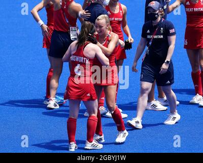 Die Briten Laura Unsworth (links) und Hannah Martin feiern am 14. Tag der Olympischen Spiele in Tokio 2020 in Japan den Bronzemedaillensieg nach dem Bronze-Medaillenspiel der Frauen auf dem Nordfeld im Oi-Hockey-Stadion. Bilddatum: Freitag, 6. August 2021. Stockfoto