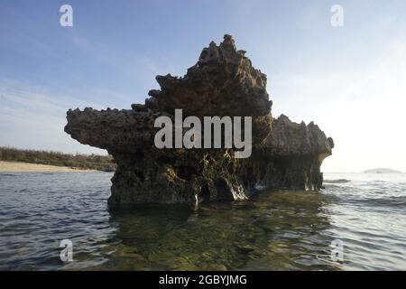 Schöne Höhle mit Felsen in Ninh Thuan Provinz Südvietnam Stockfoto