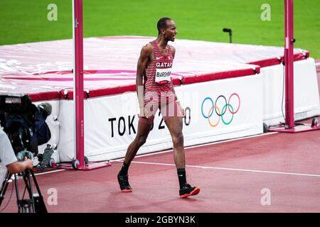 TOKIO, JAPAN - 1. AUGUST: Mutaz Essa Barshim aus Katar tritt während der Olympischen Spiele 2020 in Tokio am 1. August 2021 im Olympiastadion im japanischen Tokio beim Hochsprung-Finale der Männer an (Foto: Yannick Verhoeven/Orange Picles) Stockfoto