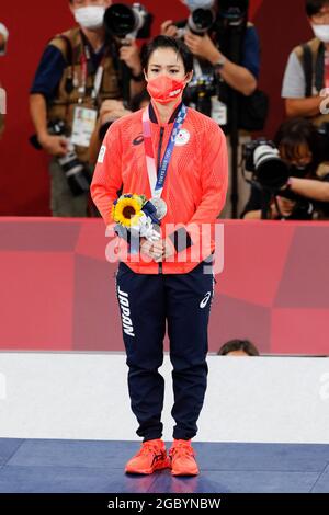 Tokio, Japan. August 2021. Die japanische KIYOU SHIMIZU gewinnt die Silbermedaille beim Frauen-Kata-Finale während der Olympischen Spiele in Tokio 2020 in Nippon Budokan. (Bild: © Rodrigo Reyes Marin/ZUMA Press Wire) Stockfoto