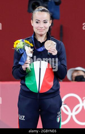 Tokio, Japan. August 2021. Die italienische VIVIANA BOTTARO gewinnt die Bronzemedaille beim Frauen-Kata-Finale während der Olympischen Spiele in Tokio 2020 in Nippon Budokan. (Bild: © Rodrigo Reyes Marin/ZUMA Press Wire) Stockfoto