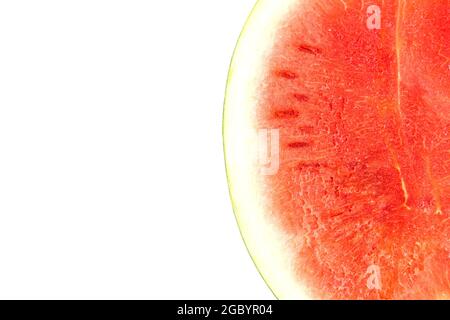 Scheiben in Harf aus roter, kernloser Wassermelone geschnitten, isoliert auf weißem Hintergrund Stockfoto