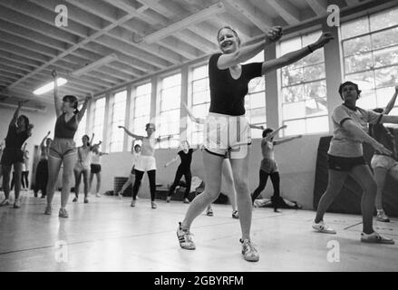 Austin Texas USA, um 1987: Frauen trainieren im Fitnessstudio in einer Gemeinde YMCA. ©Bob Daemmrich Stockfoto