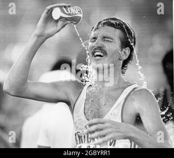 Austin, Texas, USA, Juni1992: Der Langstreckenläufer der University of Oregon kühlt sich ab, indem er nach einem Rennen bei den NCAA Division 1 Track and Field Championships Wasser über sich selbst gießt. ©Bob Daemmrich Stockfoto