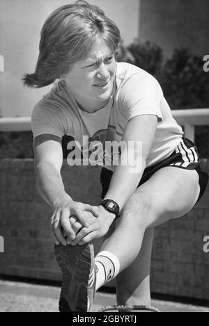 Austin, Texas USA, um 1987: High School-Leichtathlet, der sich vor einem Rennen ausdehnt. ©Bob Daemmrich Stockfoto