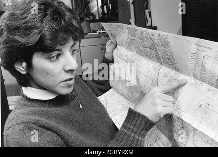 Um 1986: Die 36-jährige Frau schaut sich eine Papierkarte in ihrem Motelzimmer an, während sie ihre Route auf einer Autofahrt in die Gegend von Chicago plant. ©Bob Daemmrich Stockfoto