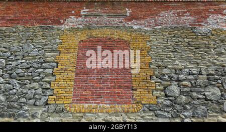 Fake Fenster in einer Ziegel-und Steinmauer, für Hintergründe, Textur. Straßenansicht, Reisefoto, selektiver Fokus, Konzept-Foto-Architektur Stockfoto