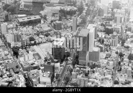 Mexico City DF, Mexiko, um 1987: Smog liegt über der Innenstadt, wie vom Flugzeug aus gesehen, das zur Landung einsteigt. Austin Texas USA, um 1993: Weibliche Moderatorin führt Diskussion beim Planungsseminar für Stadtmanager und Versorgungsmanager. ©Bob Daemmrich Stockfoto