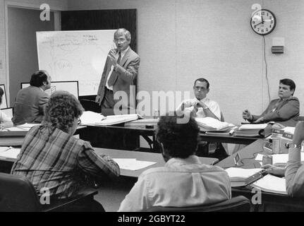 Austin Texas USA, um 1993: Männlicher Tagungsmoderator führt Diskussion beim Planungsseminar für Stadtmanager und Versorgungsmanager. ©Bob Daemmrich Stockfoto