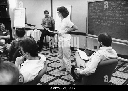 Austin Texas USA, um 1993: Weibliche Moderatorin führt Diskussion beim Planungsseminar für Stadtmanager und Versorgungsmanager. ©Bob Daemmrich Stockfoto