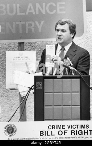 Austin Texas USA, um 1993: Der texanische Generalanwalt Jim Mattox hält eine Pressekonferenz vor einer Notaufnahme des Krankenhauses ab, um die „Gesetzesvorlage“ seines Büros für Verbrechensopfer vorzustellen. ©Bob Daemmrich Stockfoto