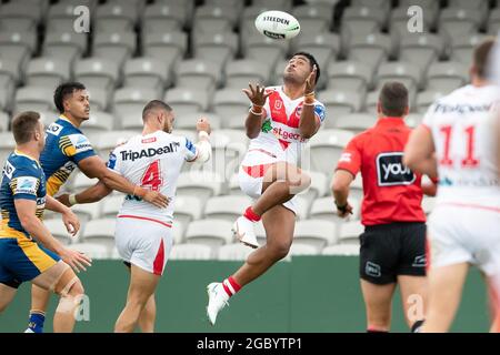 SYDNEY, AUSTRALIEN - 18. FEBRUAR: Brayden Wiliame of the Dragons spielt beim NRL Trial Match zwischen den Parramatta Eels und St. George Dragons am 18. Februar 2021 im Netstrata Jubilee Stadium in Sydney, Australien, einen hohen Ball. Quelle: Pete Dovgan/Speed Media/Alamy Live News Stockfoto