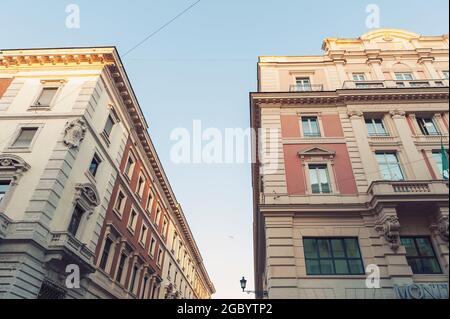 Alte klassische Gebäude an der Straße der Via delle Muratte, von der Kreuzung mit der Via del Corso in Rom, Italien, aus gesehen Stockfoto