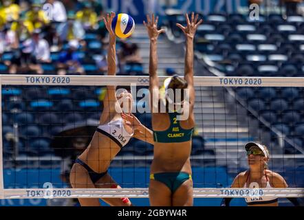 Japan. August 2021. Tokio Tokio Tokio, 06.08.2021, Japan, Olympische Spiele ARTACHO del SOLAR Mariafe und CLANCY Taliqua (AUS) gegen ROSS April und KLINEMAN Alix (USA) Beach Volleyball Gold Medal Match, Olympische Spiele, 2020 2021 Foto: Moritz Müller/Alamy Live News Stockfoto