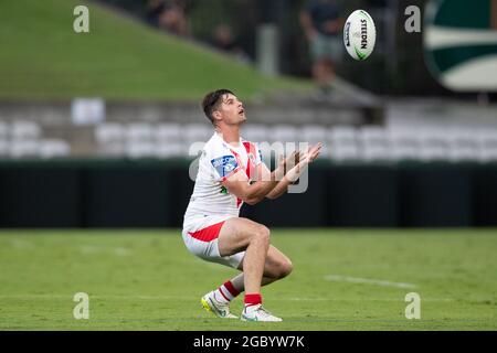 SYDNEY, AUSTRALIEN - 18. FEBRUAR: Brayden Wiliame of the Dragons fängt den Ball beim NRL Trial Match zwischen den Parramatta Eels und St. George Dragons am 18. Februar 2021 im Netstrata Jubilee Stadium in Sydney, Australien. Quelle: Pete Dovgan/Speed Media/Alamy Live News Stockfoto