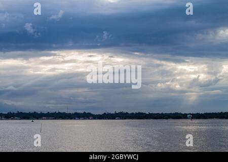 St. Laurent du Maroni, Französisch-Guayana. Maroni (Marowijne) Fluss zwischen Suriname und Französisch-Guayana. Stockfoto