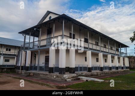 Gebäude eines Gefängnisses Camp de la Transportation in St Laurent du Maroni, Französisch-Guayana Stockfoto