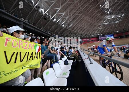 Shizuoka, Japan. August 2021. Die Zuschauer sehen sich ein Spiel der Radrennbahn bei den Olympischen Spielen 2020 in Tokio in Shizuoka, Japan, am 5. August 2021 an. Austragungsorte für Radsportveranstaltungen in Shizuoka gehören zu den wenigen verbleibenden Austragungsorten der Olympischen Spiele in Tokio, die es Zuschauern ermöglichen, während sie an anderen Orten gesperrt sind. Quelle: He Changshan/Xinhua/Alamy Live News Stockfoto