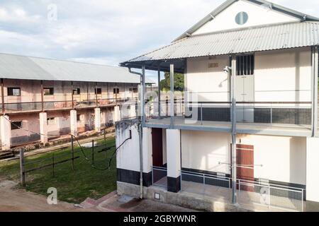 Gebäude eines Gefängnisses Camp de la Transportation in St Laurent du Maroni, Französisch-Guayana Stockfoto