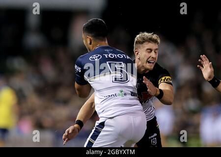 PENRITH, AUSTRALIEN - 13. MÄRZ: Paul Momirovski von den Panthers wird von Valentine Holmes von den Cowboys während des NRL-Spiels der Runde 1 zwischen den Penrith Panthers und den North Queensland Cowboys am 13. März 2021 im Panthers Stadium in Penrith, Australien, angegangen. Quelle: Kevin Manning/Speed Media/Alamy Live News Stockfoto