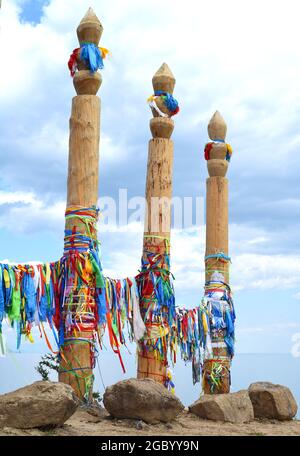 Bunte Bänder auf Anhakpfosten der Schamanismus-Religion in Khuzhir, Insel Olkhon. Stockfoto