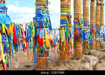 Bunte Bänder auf Anhakpfosten der Schamanismus-Religion in Khuzhir, Insel Olkhon. Stockfoto