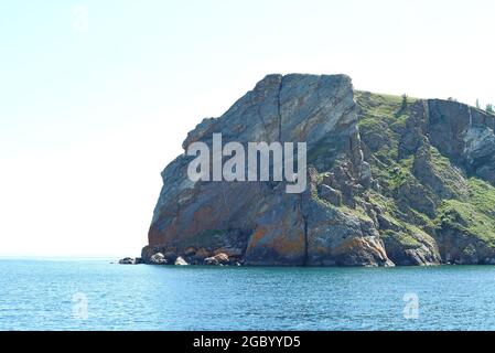 Khoboy Cape, das nördlichste Kap der Insel Olchon. Blick vom Wasser Stockfoto