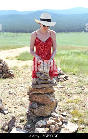 Russisches Touristengebäude. Rock Balancing als Schamanismus Religion Symbol in Olchon Insel, Russland Stockfoto