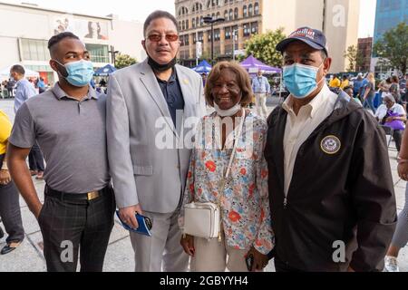 New York, Usa. August 2021. Der Aktivist Hazel Dukes (2. Von rechts) und der US-Repräsentant Adriano Espaillat (rechts) nehmen an der National Night Out Against Gun Violence in Harlem, New York City, Teil.verschiedene Organisationen schlossen sich Polizeibeamten an, um eine Botschaft gegen Waffengewalt auf den Straßen der Stadt zu senden. Es gab Dienste, die Jugendlichen dabei helfen sollten, anständig bezahlte Arbeitsplätze zu bekommen, medizinische Zelte, um auf HIV und COVID-19 getestet zu werden, Popup-Fenster für die COVID-19-Impfung und kostenloses Lebensmittelangebot. Kredit: SOPA Images Limited/Alamy Live Nachrichten Stockfoto