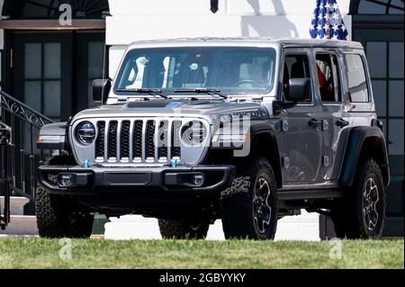 Washington, DC, USA. August 2021. 5. August 2021 - Washington, DC, USA: Ein Jeep Wrangler Limited Rubicon 4xE parkte vor dem Südportal des Weißen Hauses bei einer Veranstaltung, bei der der Präsident einen Executive Order unterzeichnete, um amerikanische saubere Autos und Lastwagen zu fördern. (Bild: © Michael Brochstein/ZUMA Press Wire) Stockfoto